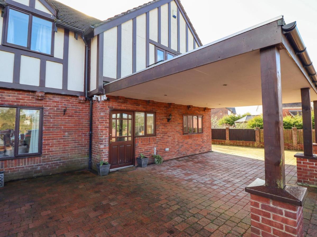 Maesbury Manor Villa Oswestry Exterior photo
